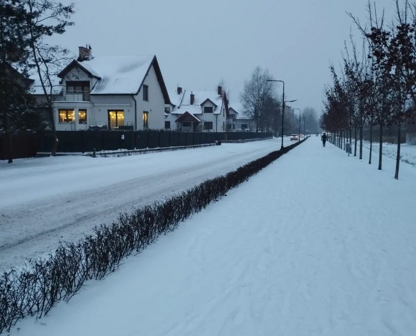 zdjęcie zaśnieżonej ulicy
