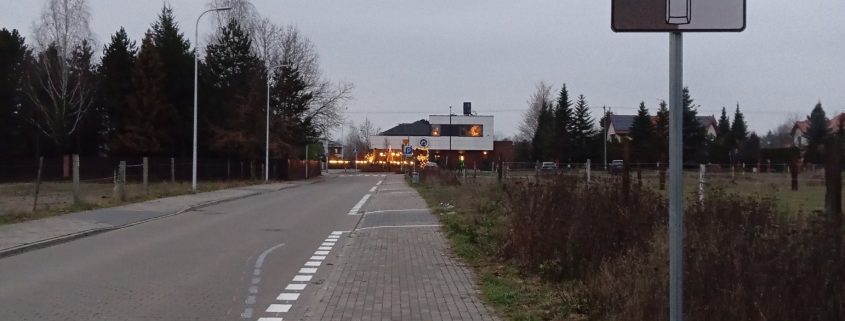 Nowe miejsca postojowe w rejonie szkoły w Józefosławiu.