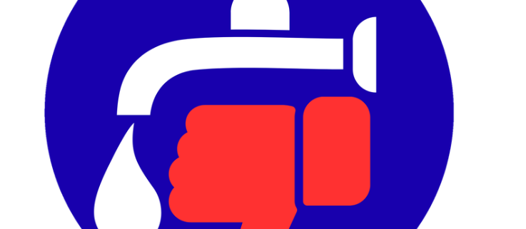 Kran z kroplą wody i ręka z kciukiem w dół na niebieskim tle